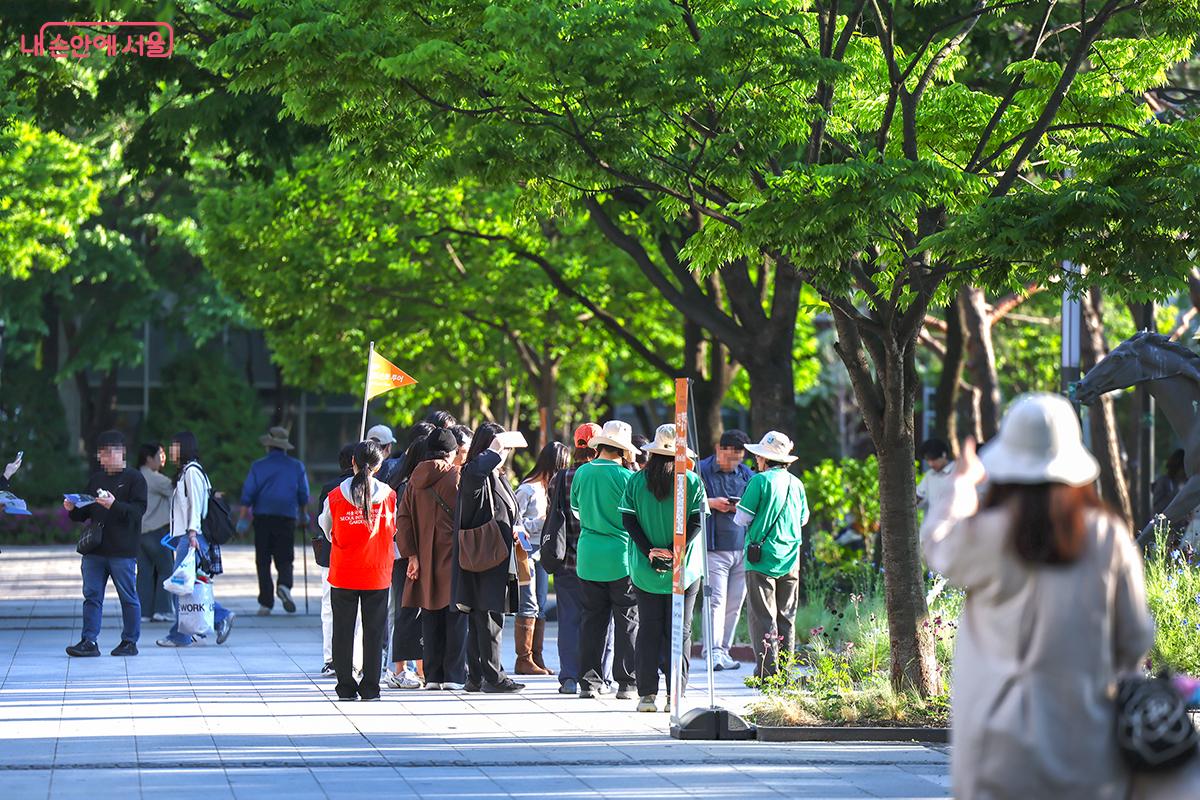 서울숲 정원 도슨트 투어에 잠여중인 시민들의 모습 ©김주연