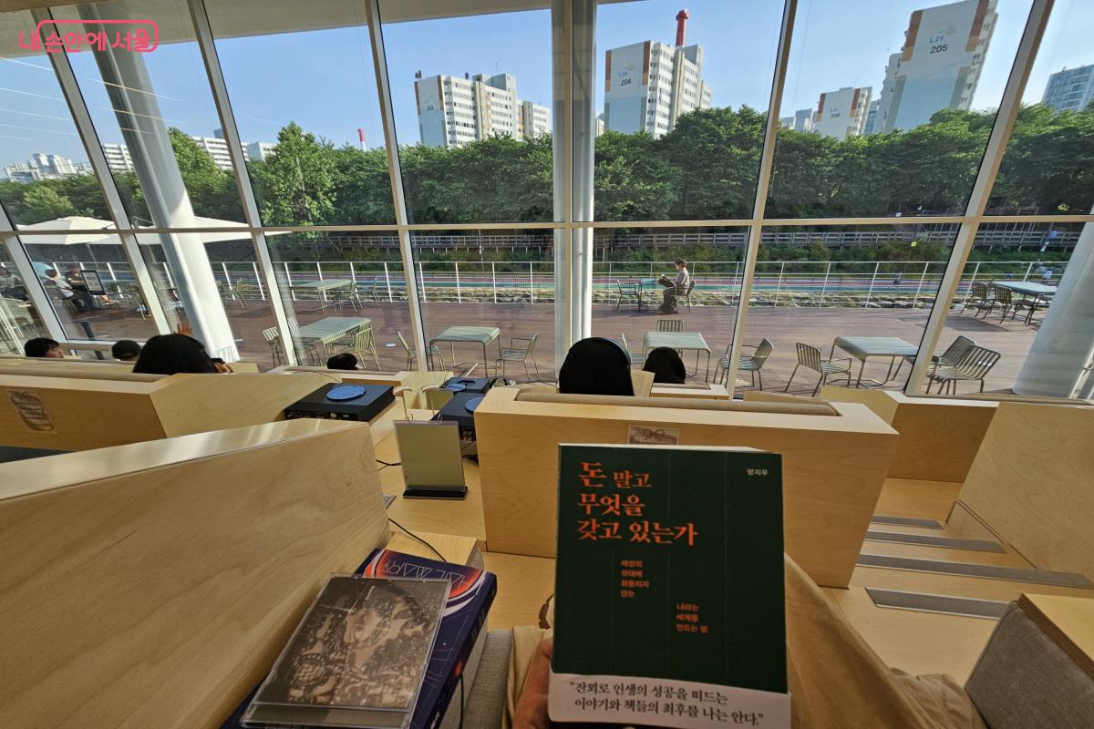 오랜만에 CD를 틀어 음악을 들어보니 추억 여행을 하는 기분이다. &copy;염지연