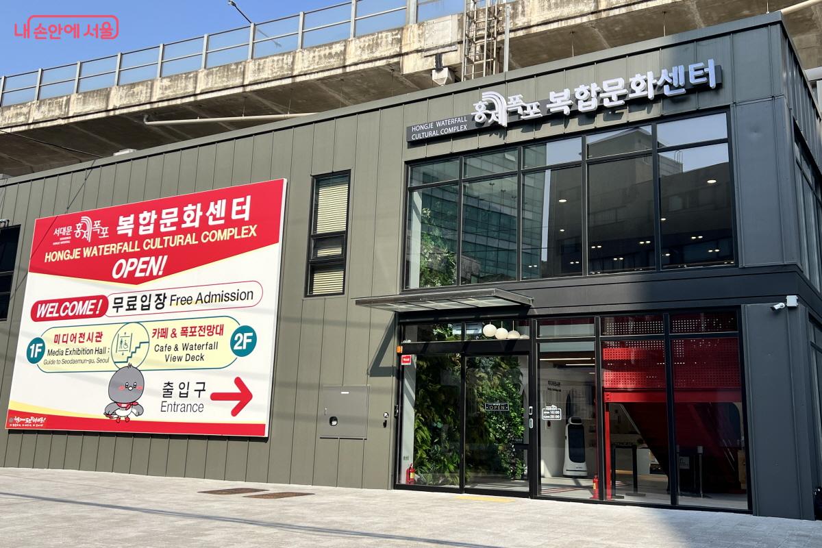 복합문화센터는 저녁 8시까지 이용할 수 있다. &copy;박지영