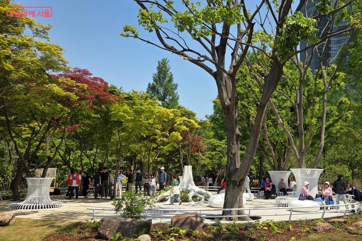 정원에 조성된 다양한 모양의 의자에서 쉼과 함께한다. &copy;김미선
