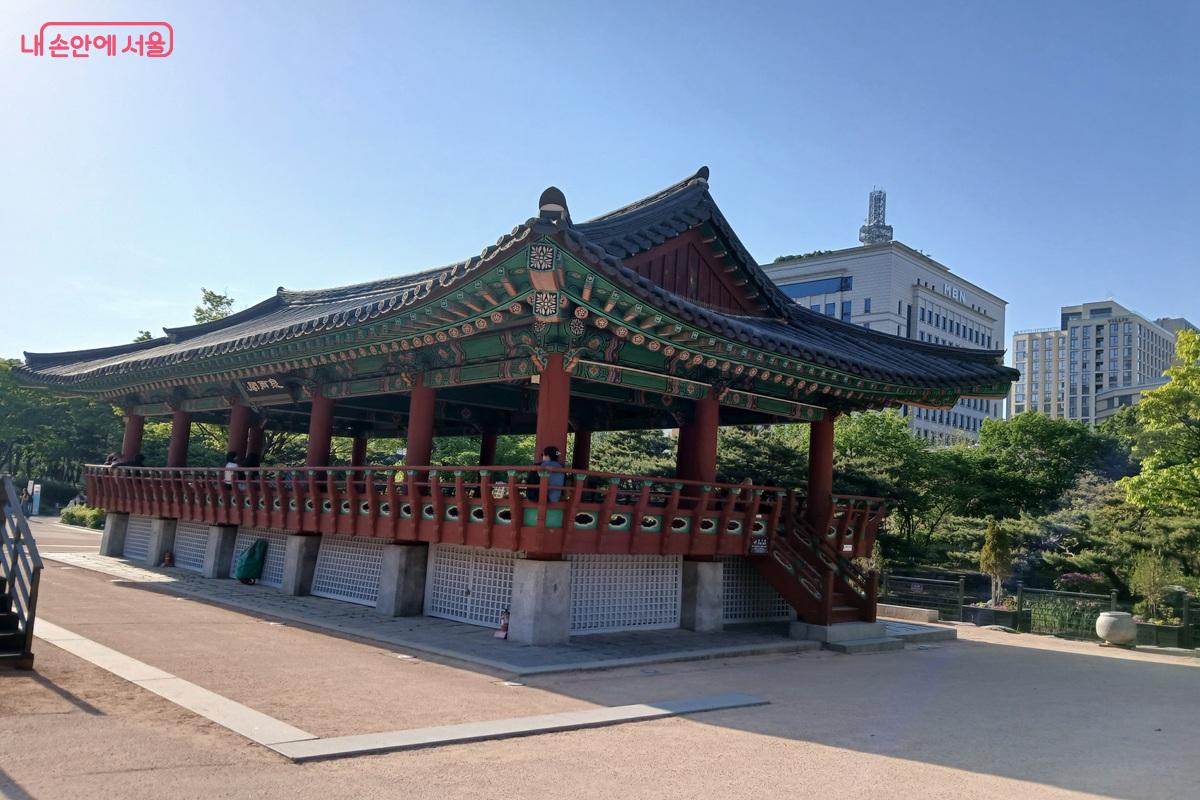 남산골한옥마을 입구에는 ‘천우각’이라는 누각이 자리하고 있다. ©최은영