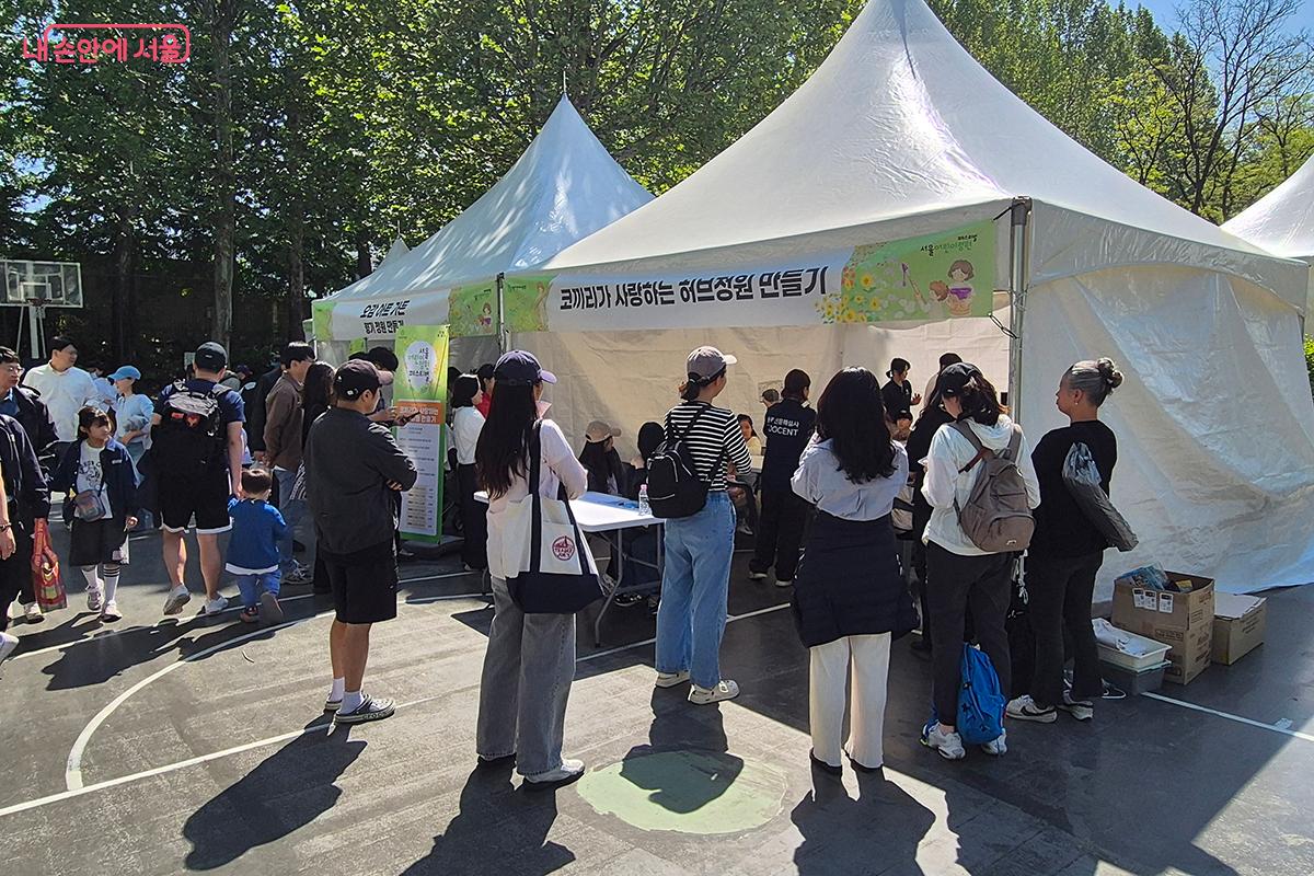 '체험&middot;창작 공간'에서는 정원과 숲 속에서 만들기, 그리기, 색칠하기 등 다양한 프로그램이 진행되었다. &copy;백승훈