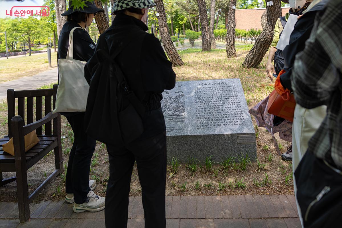 선유도공원 선유봉에 관해 한강역사탐방 참가자들이 해설사의 설명을 듣고 있다. &copy;장신자