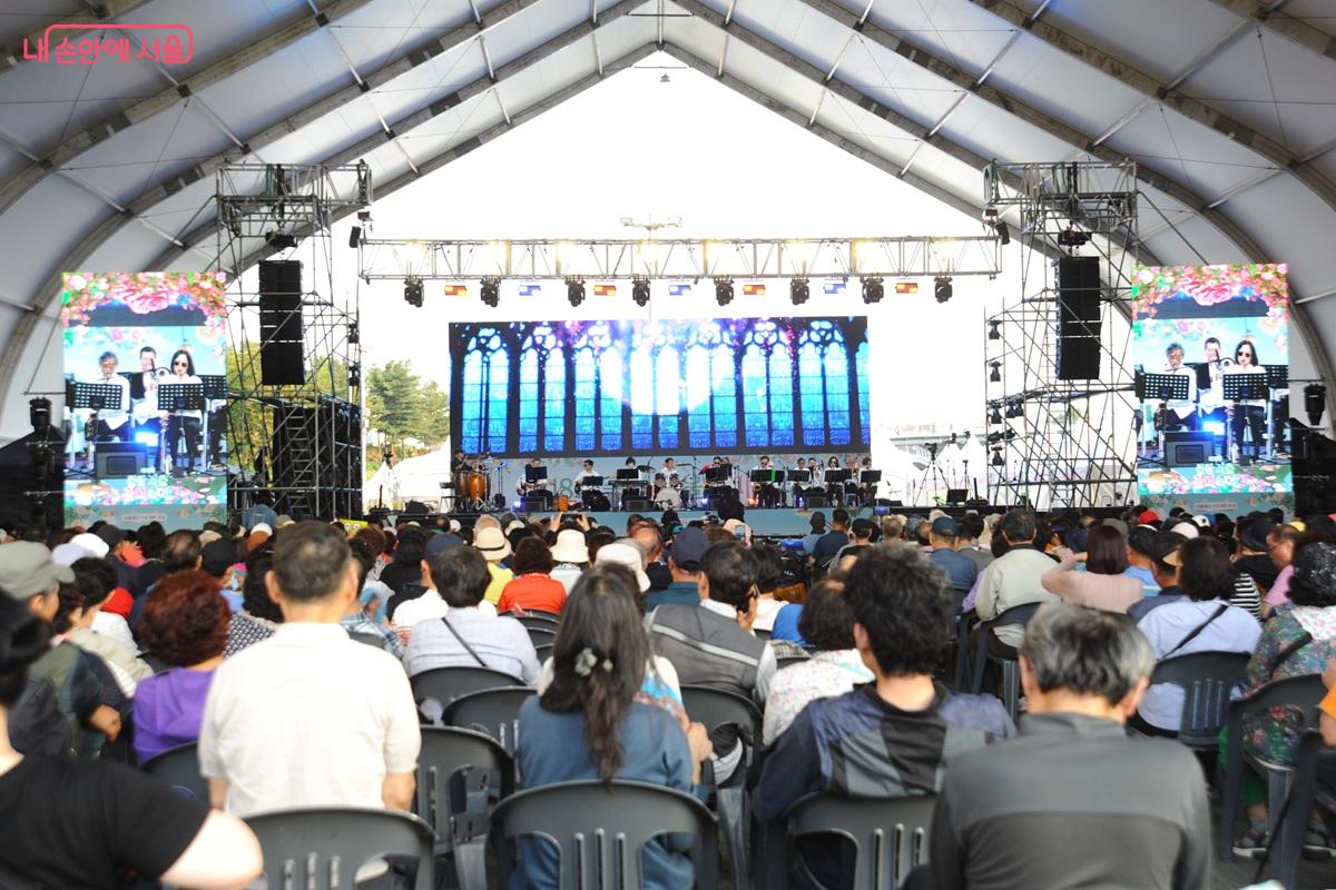 장미축제 기념행사가 진행 중인 로즈 파빌리온 메인 무대 &copy;조수봉