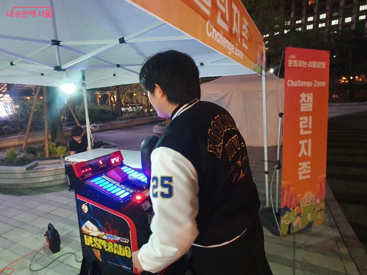 턱걸이, 펀치머신 등 스스로의 한계에 도전하는 &lsquo;운동왕 챌린지&rsquo;존 &copy;엄윤주