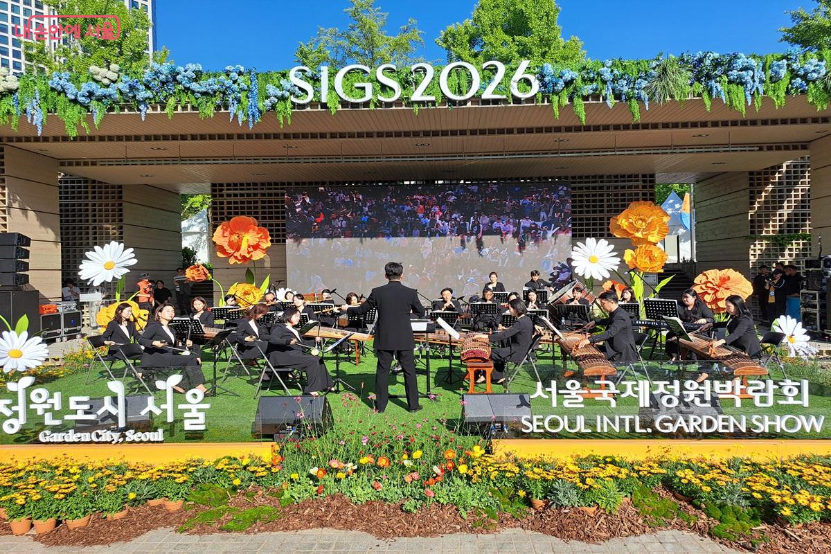 개막식 전 공연으로 세종문화회관 오케스트라의 공연 모습  &copy;홍지영