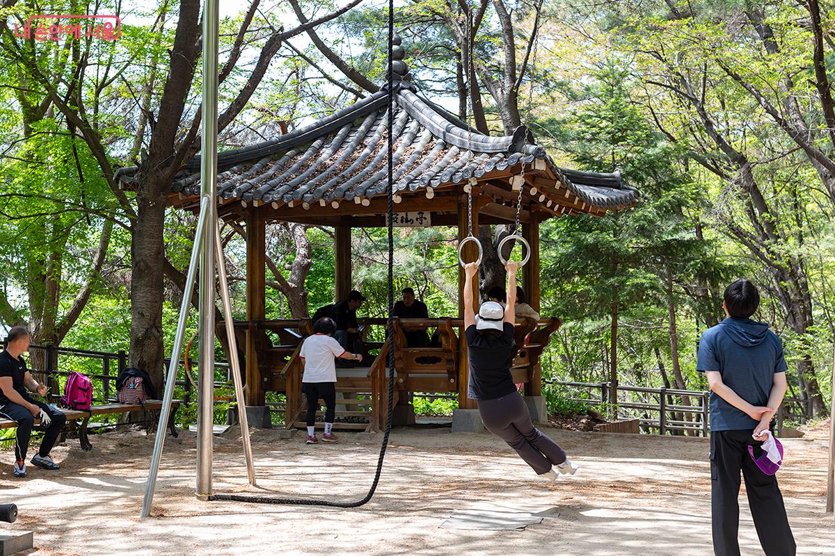 운동과 휴식이 어우러진 공간, 안산정 &copy;문청야