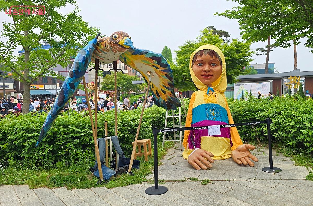 <보라매와 아이> 공연 오브제가 공원에 전시물로 세워져 있다. &copy;조성희