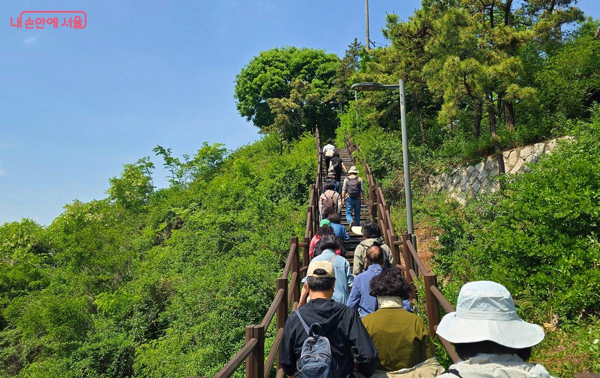 해설사의 인솔에 따라 안전하게 응봉산을 오르고 있다. &copy;조성희
