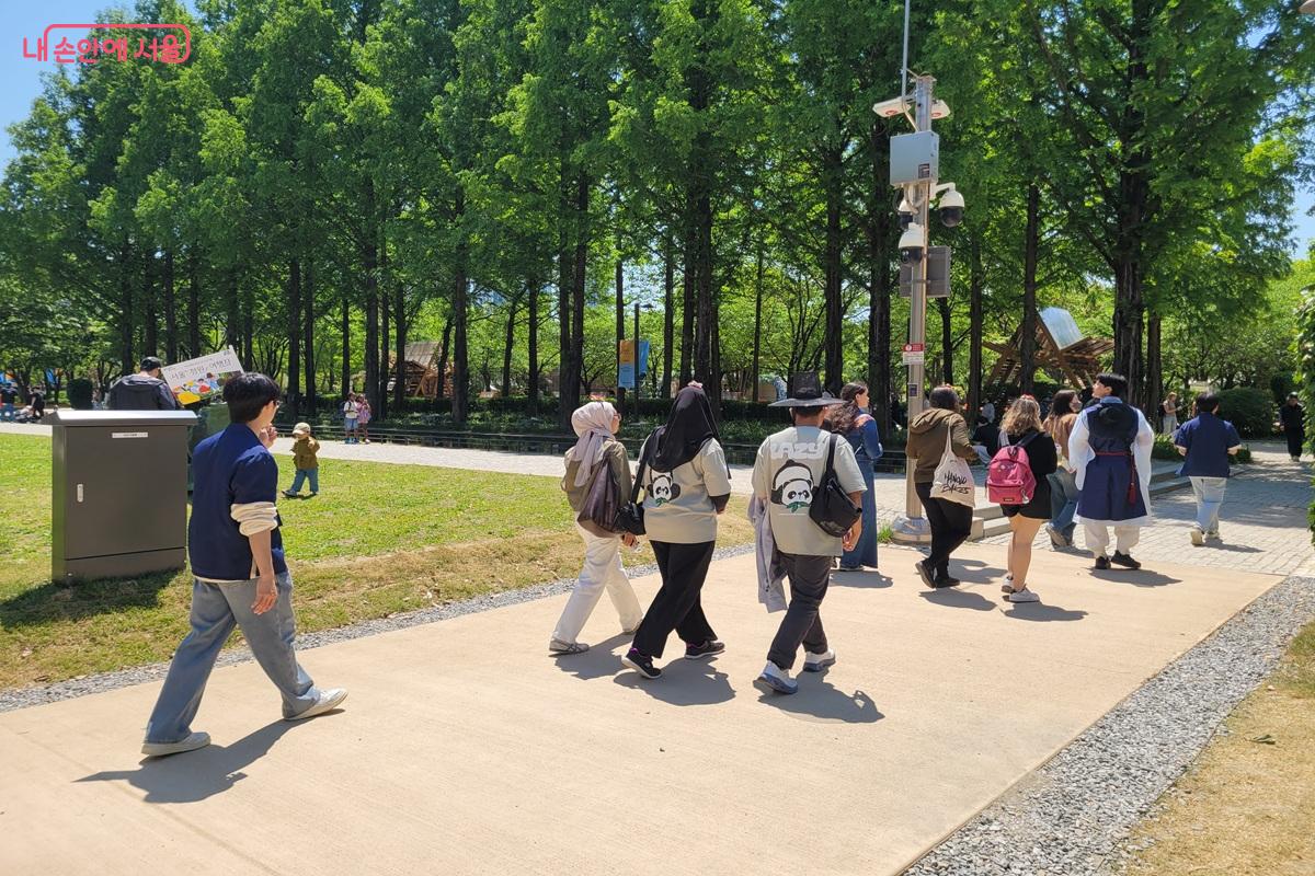 외국인 관람객들이 도슨트 투어에 참여해 서울숲 정원을 둘러보며 정원문화를 체험하고 있다. ©조연