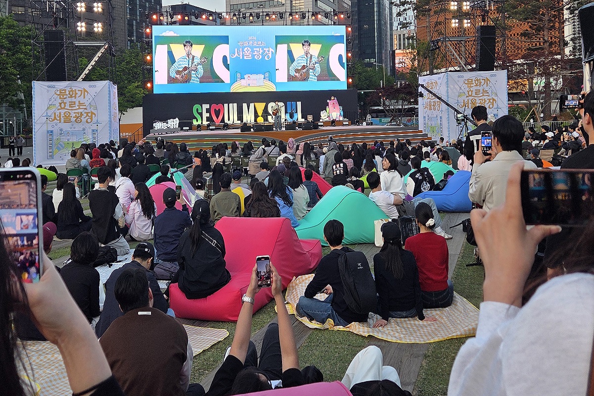 지친 퇴근길 선물 같은 공연, '2026 문화가 흐르는 서울광장' 개막