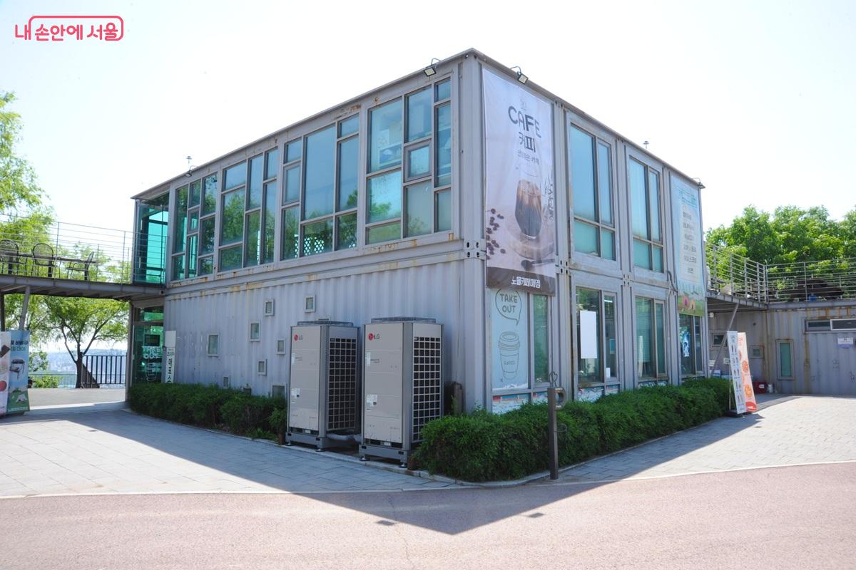 노을공원 남측계단을 오르면 바로 노을캠핑장과 매점 등 편의시설 이용이 가능하다. ⓒ조수봉