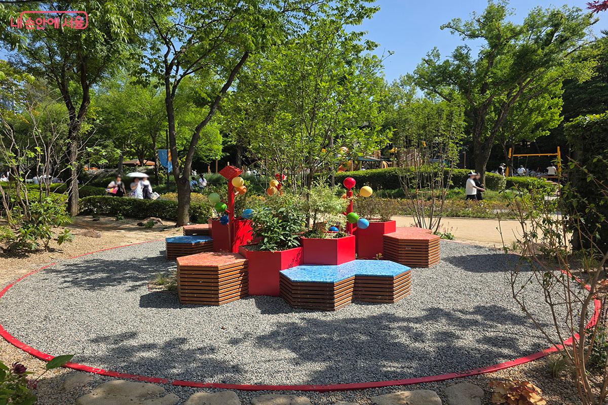 한국적 인연의 서사를 입체적인 공간으로 구현해 낸 다우(DAOU)의 기업정원 &lsquo;홍연(紅緣)의 숲&rsquo; 전경 &copy;양순남