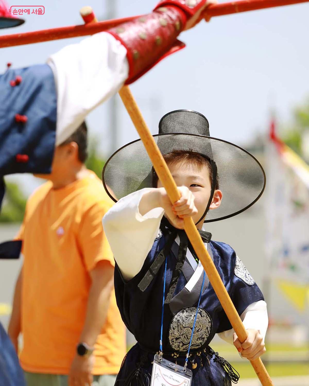 직접 봉술을 배우고 시범자와 공방을 나누는 어린이 ©장민창
