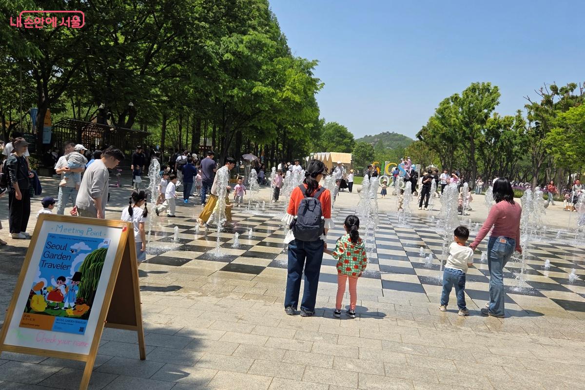 서울숲 군마상을 지나 바닥분수를 즐기기도 한다. &copy;김미선