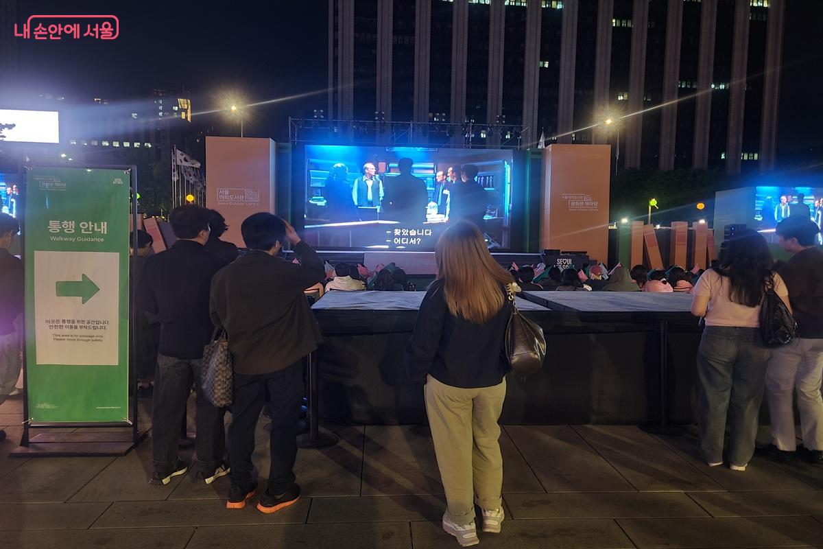 도심 한복판에서 즐기는 야외 영화 상영 현장 &copy;조연
