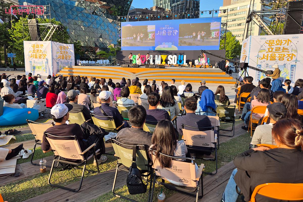 빈백은 물론 캠핑용 의자도 준비되어 관람객들은 자신의 취향에 맞게 공연을 관람할 수 있다.