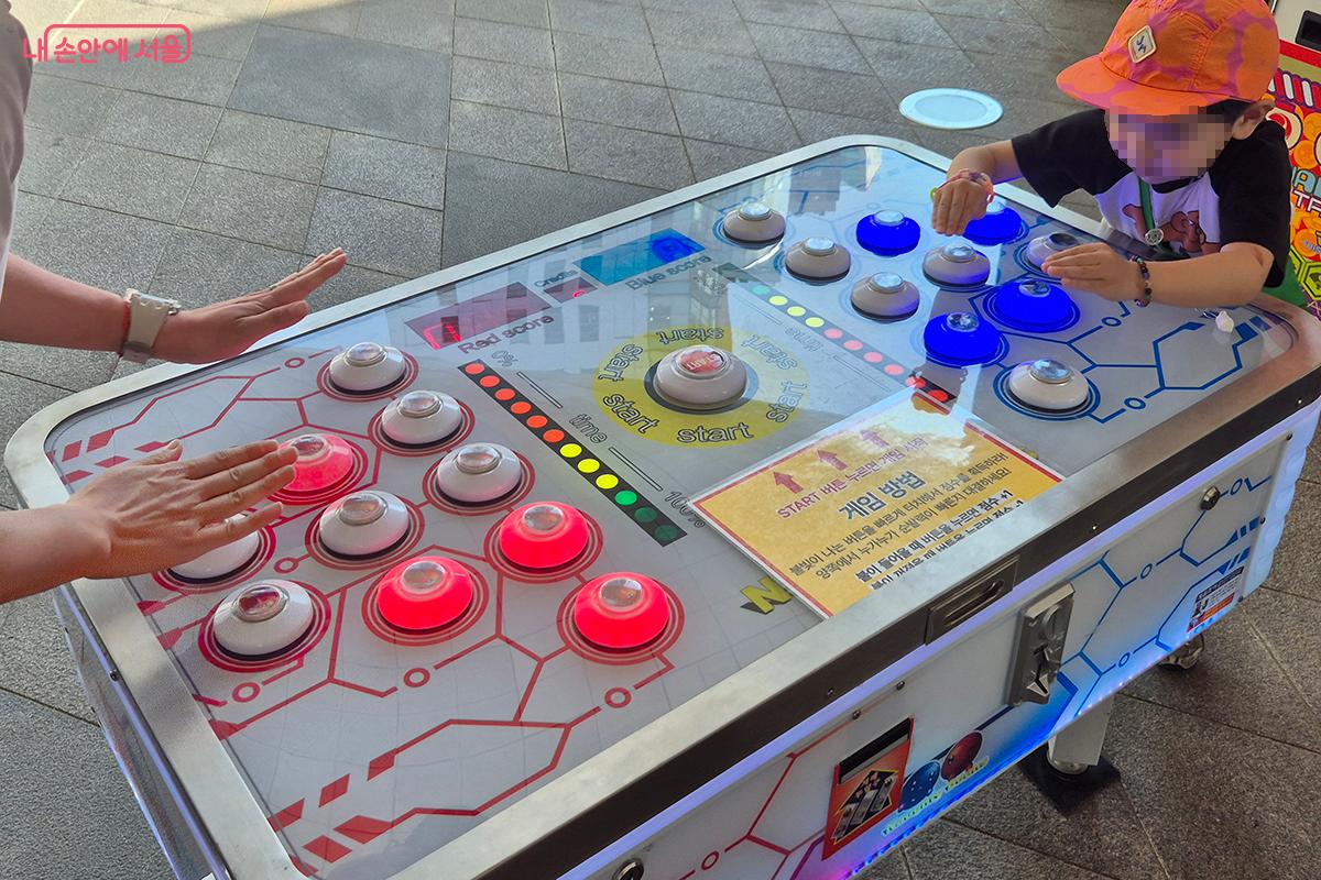 다양한 전자 리듬 게임들이 관객들에게 큰 인기를 끌었다.