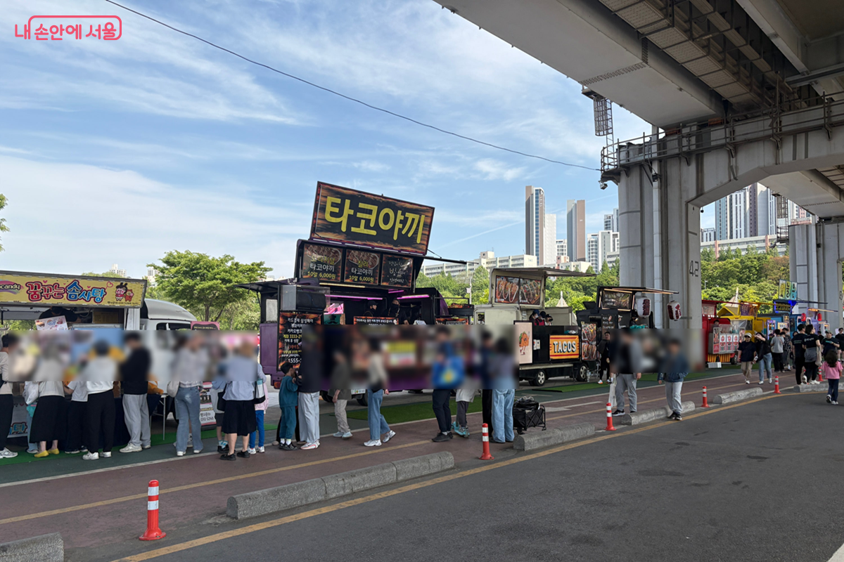 축제 현장의 인기 있는 먹거리 푸드트럭 ©김경선