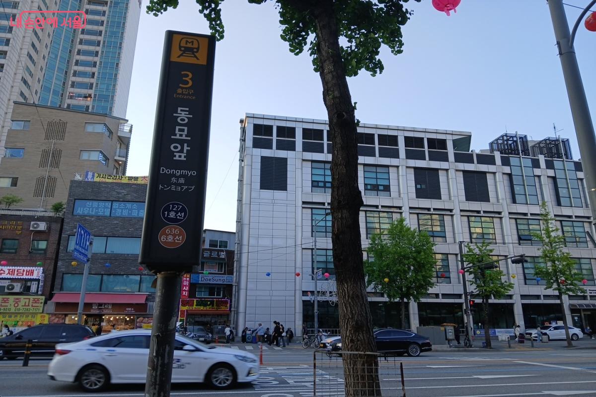 지하철 1·6호선 동묘앞역 3번 출구에서 5분 거리에 있는 동묘 벼룩시장 ©최은영