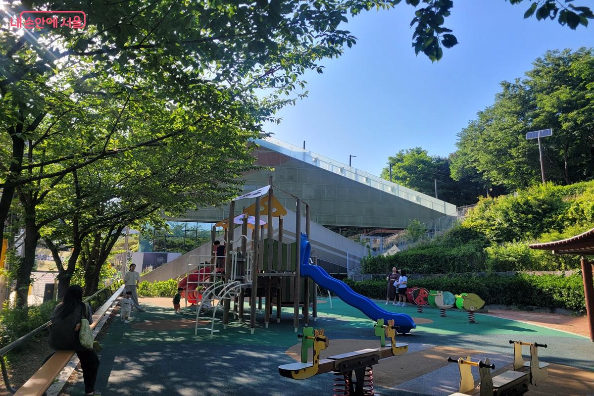 내를건너서숲으로도서관 주변 놀이터와 숲길 전경