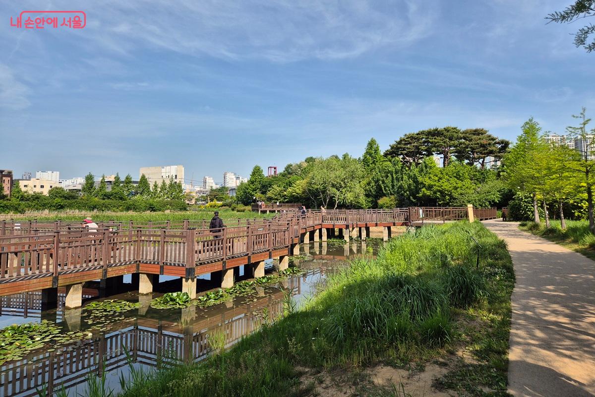 호수 위를 걷는 힐링 산책 &copy;마가은