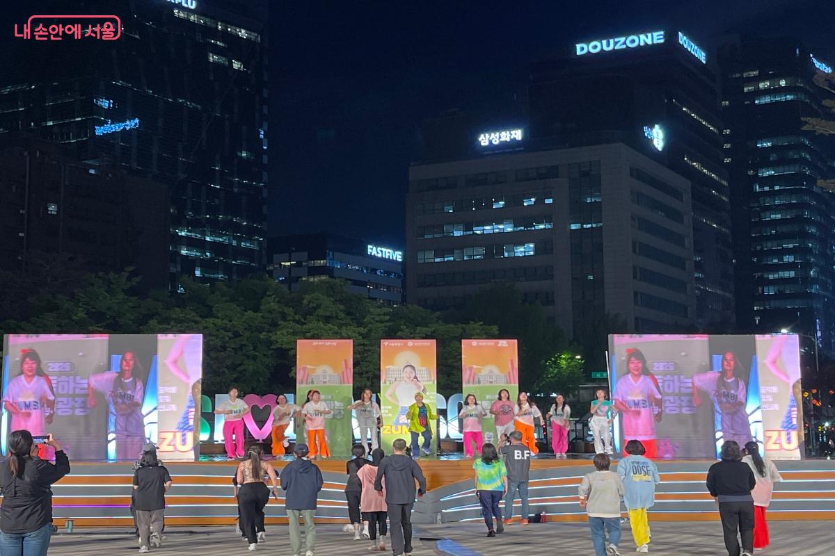마지막으로 진행된 줌바 공연을 관람하며 함께 춤을 추는 참가자들 ⓒ이정민  