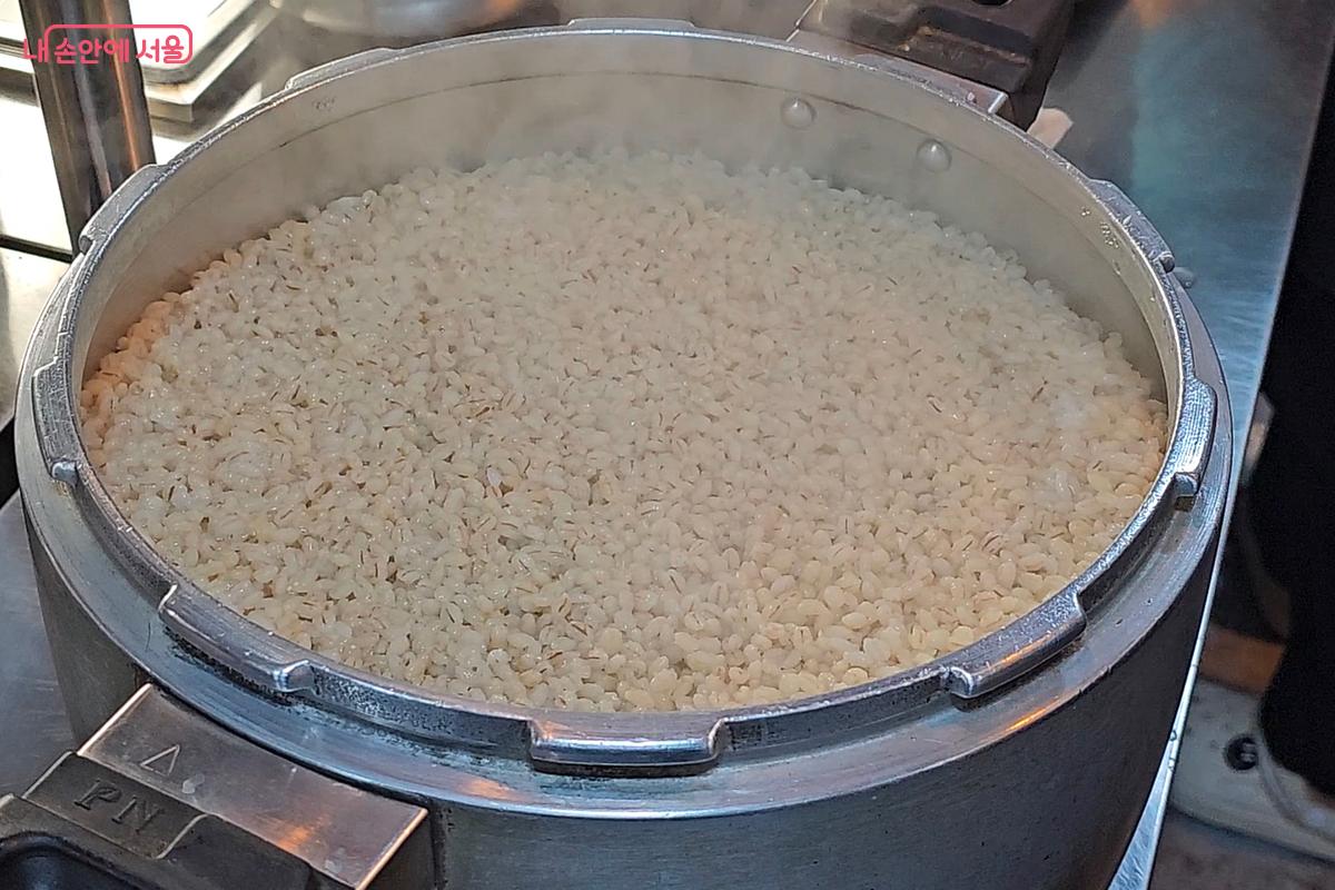 맛있고 건강한 보리밥이 한 솥이다 ⓒ오도연
