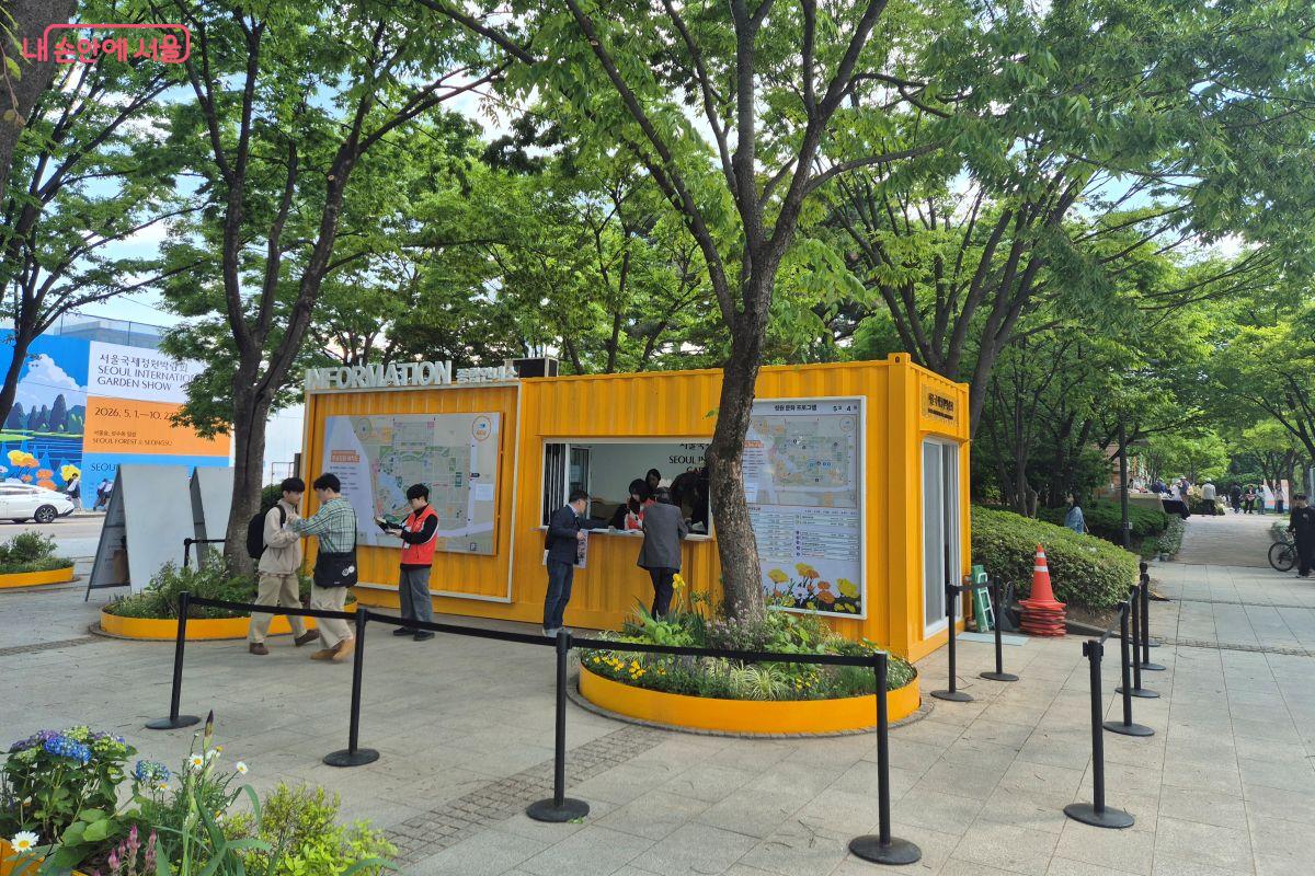 입구에서 안내 책자를 받으면 지도와 프로그램을 확인할 수 있다. &copy;조현정