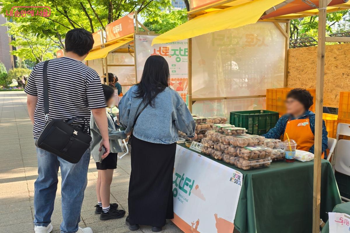 서로장터에는 신선 채소&middot;과일부터 치즈&middot;특산주, 가공식품(잼&middot;청&middot;과자류)까지 품목도 다양하다. ⓒ김은주