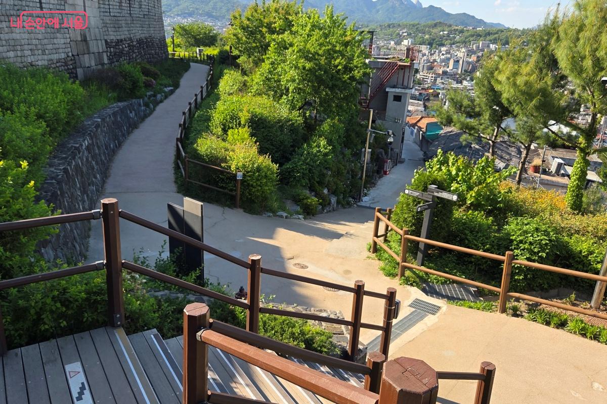 &lsquo;뉴시니어센터 행복더함&rsquo;에서 낙산성곽길을 걷기에도 좋다. &copy;김미선