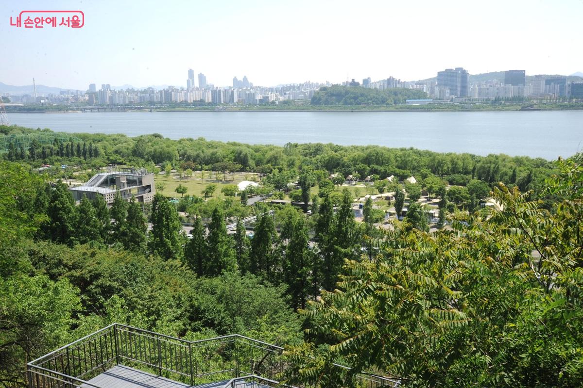 남측계단 상부 휴식 공간에서 본 한강과 난지캠핑장 ⓒ조수봉