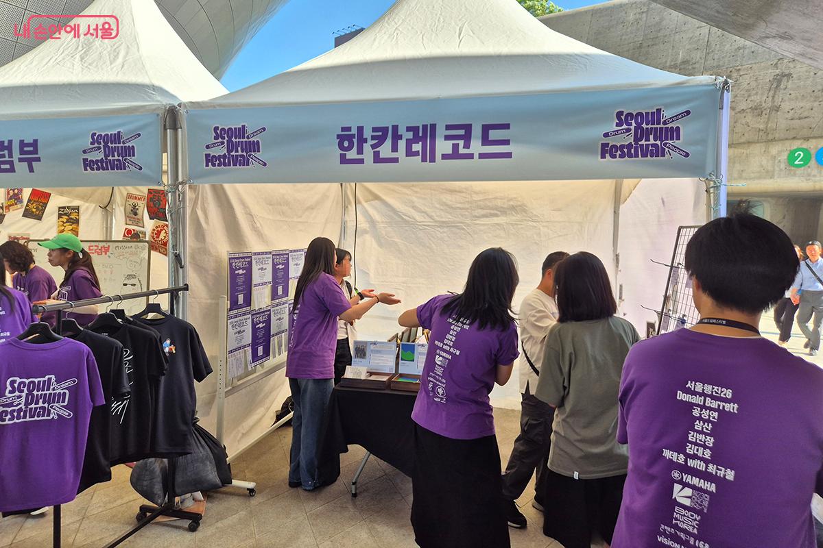 '한칸레코드'는 참여 아티스트에게 한 칸씩 전시 공간을 제공해 음반과 굿즈 등을 전시·판매하는 특별 부스 프로그램이다.