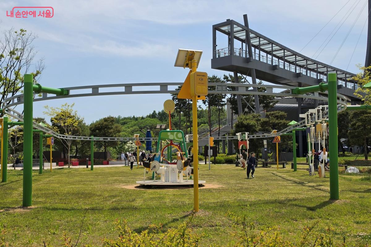 아이들이 즐길 수 있는 놀이 기구 &copy;박승식