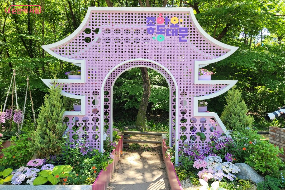 전통 문양을 현대적으로 재해석한 동대문구 정원 &copy;조연