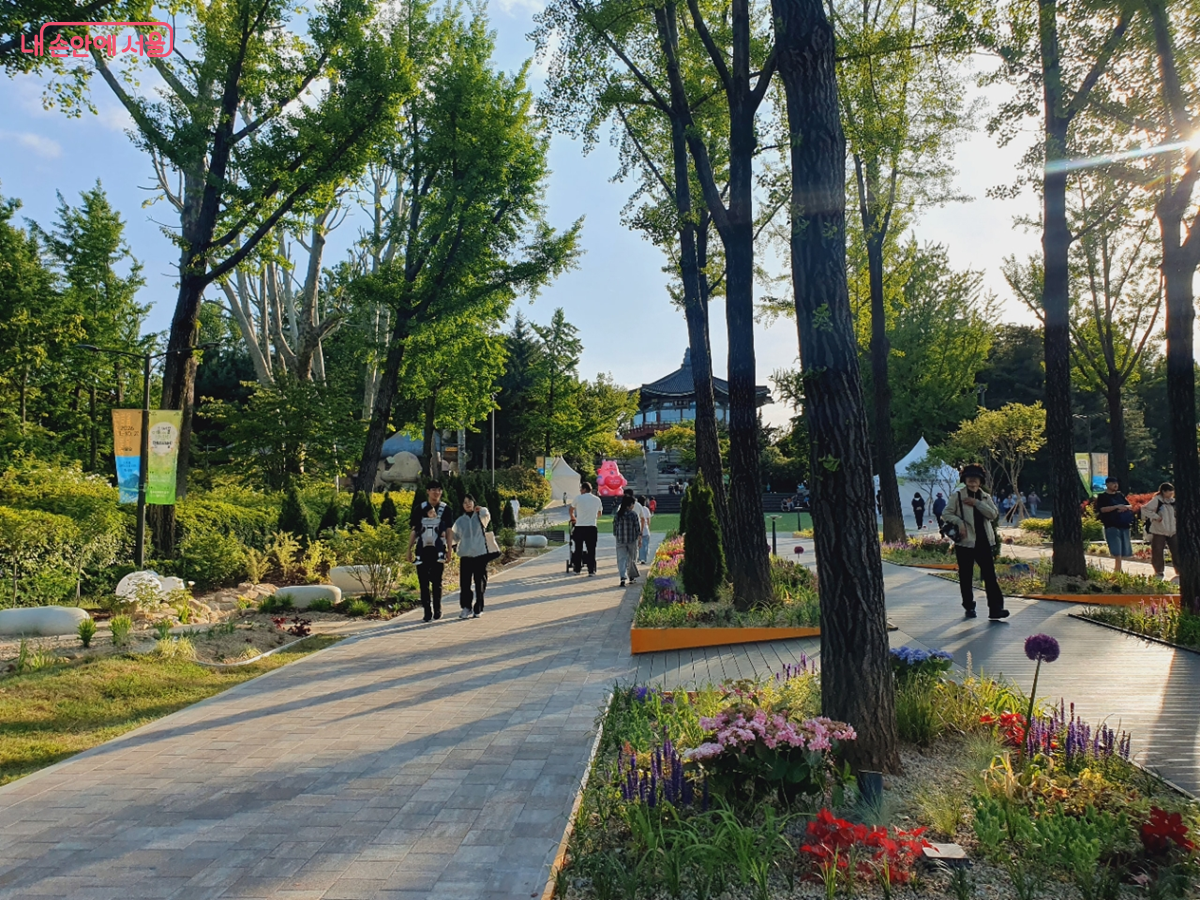 페스티벌 주제인 '정원은 미술관, 어린이는 예술가'로 선보인 가든갤러리 &copy;김병규