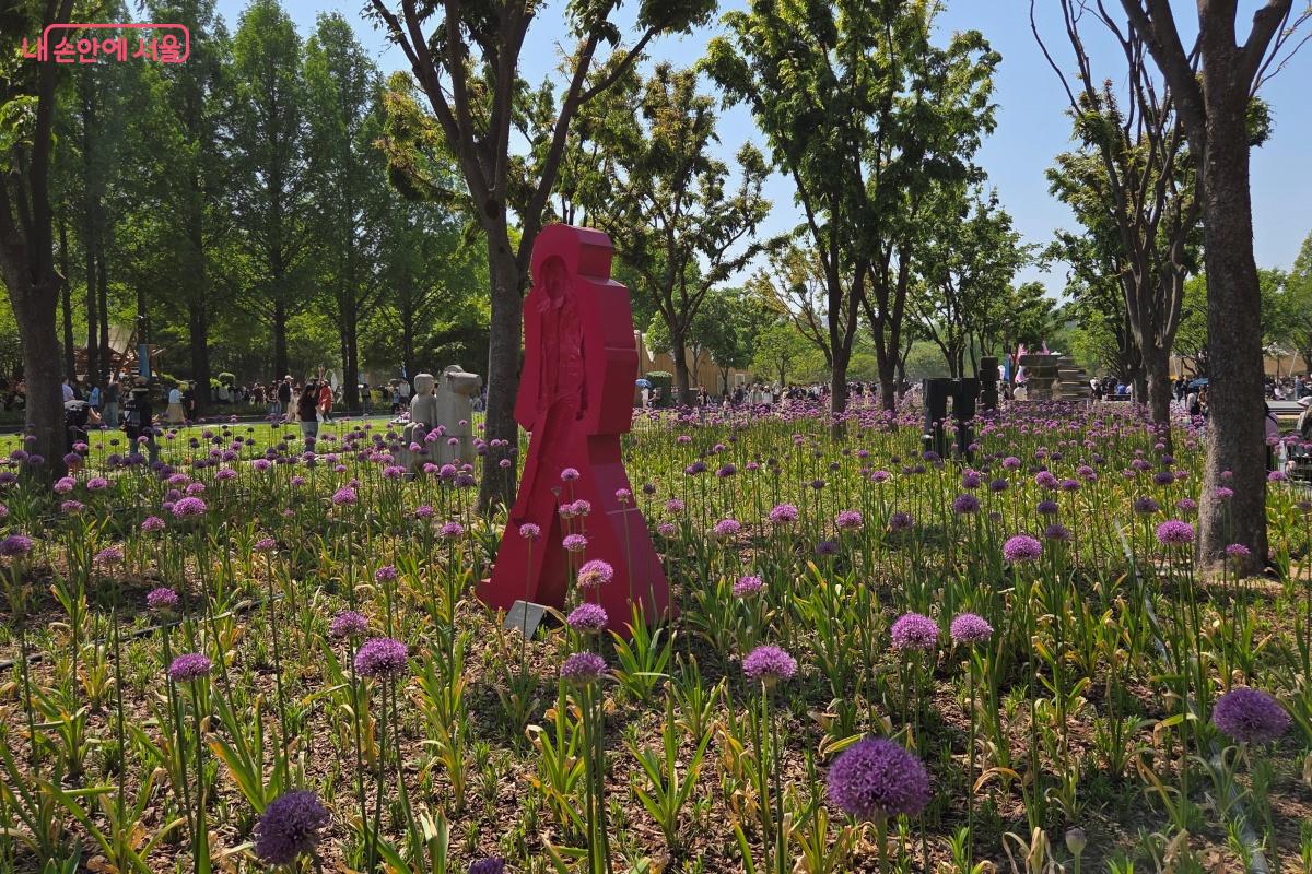 웰컴정원으로 보라색 꽃이 반겨준다. &copy;김미선