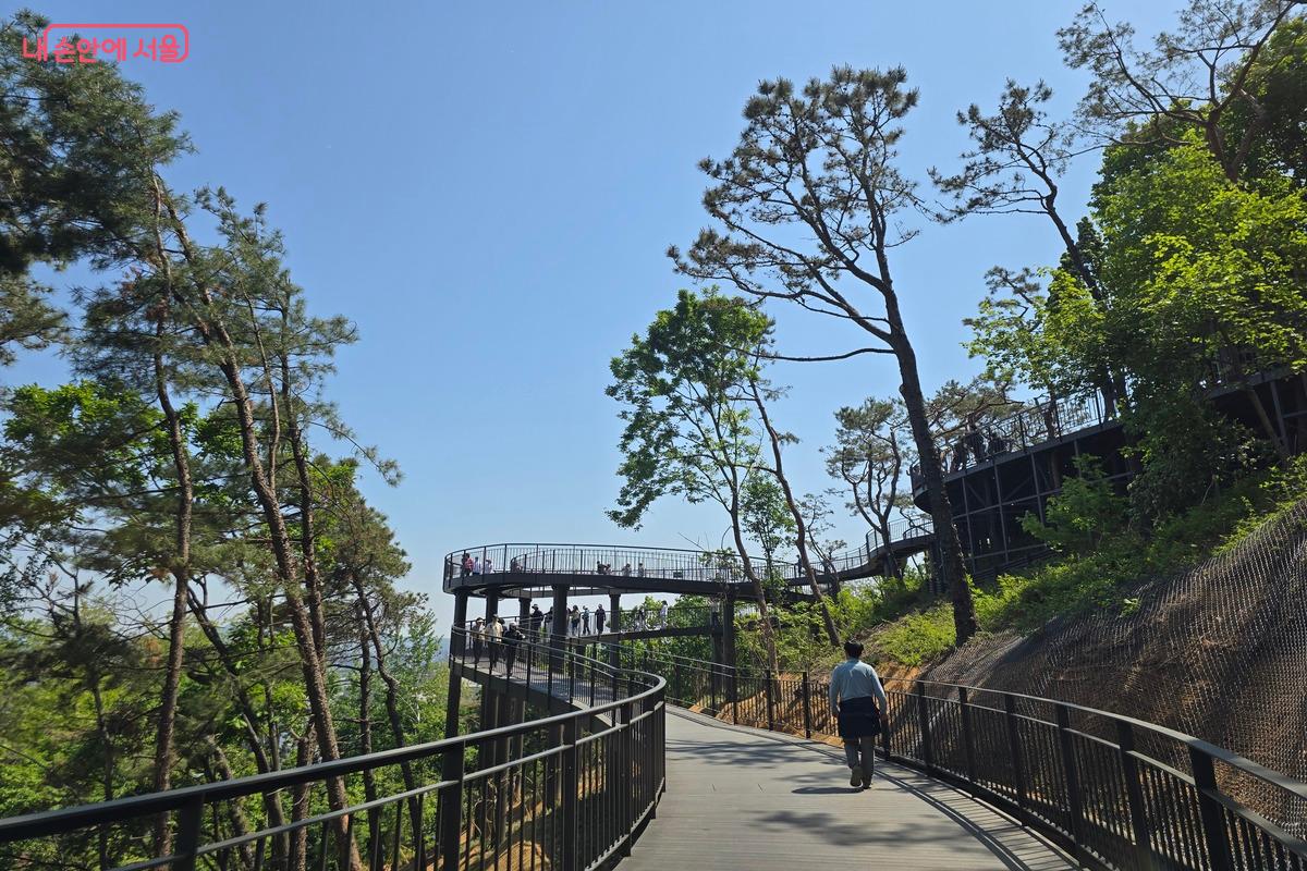 서울의 서쪽에 위치한 용왕산이 스카이워크로 새로운 명소가 되었다. ⓒ김은주