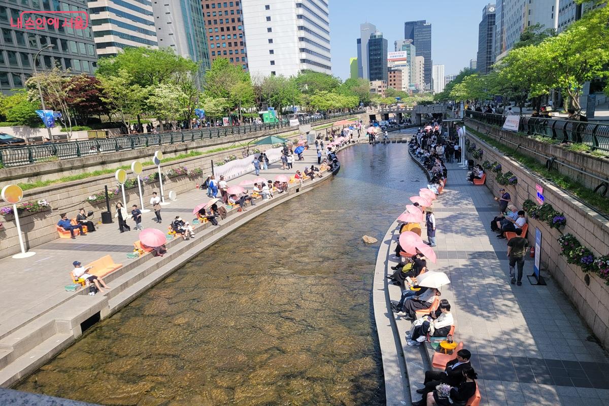 청계천 &lsquo;책읽는 맑은냇가&rsquo;에서 시민들이 조용히 독서를 즐기고 있다. &copy;조연