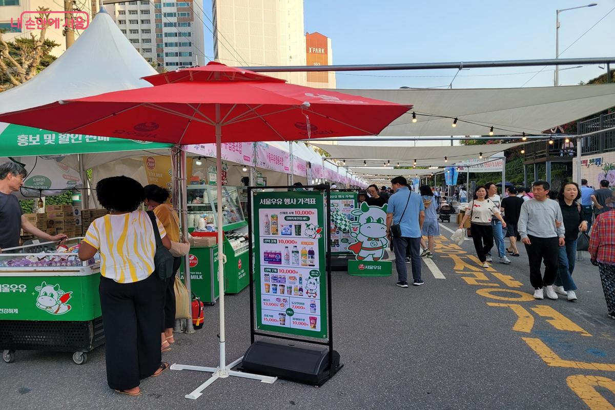 중랑천 축제장에 마련된 먹거리 부스와 체험존 &copy;조연