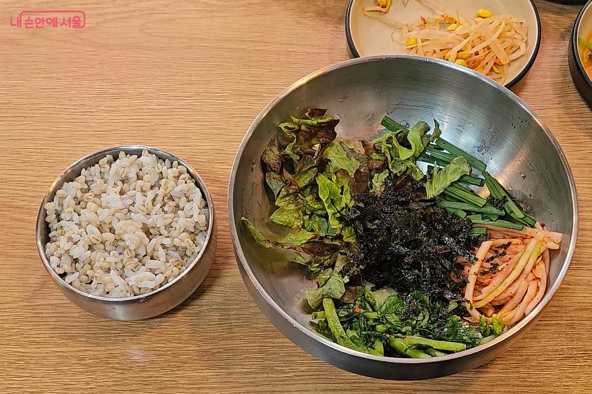 맛있고 건강에 좋은 보리밥과 채소 비빔밥 ⓒ오도연