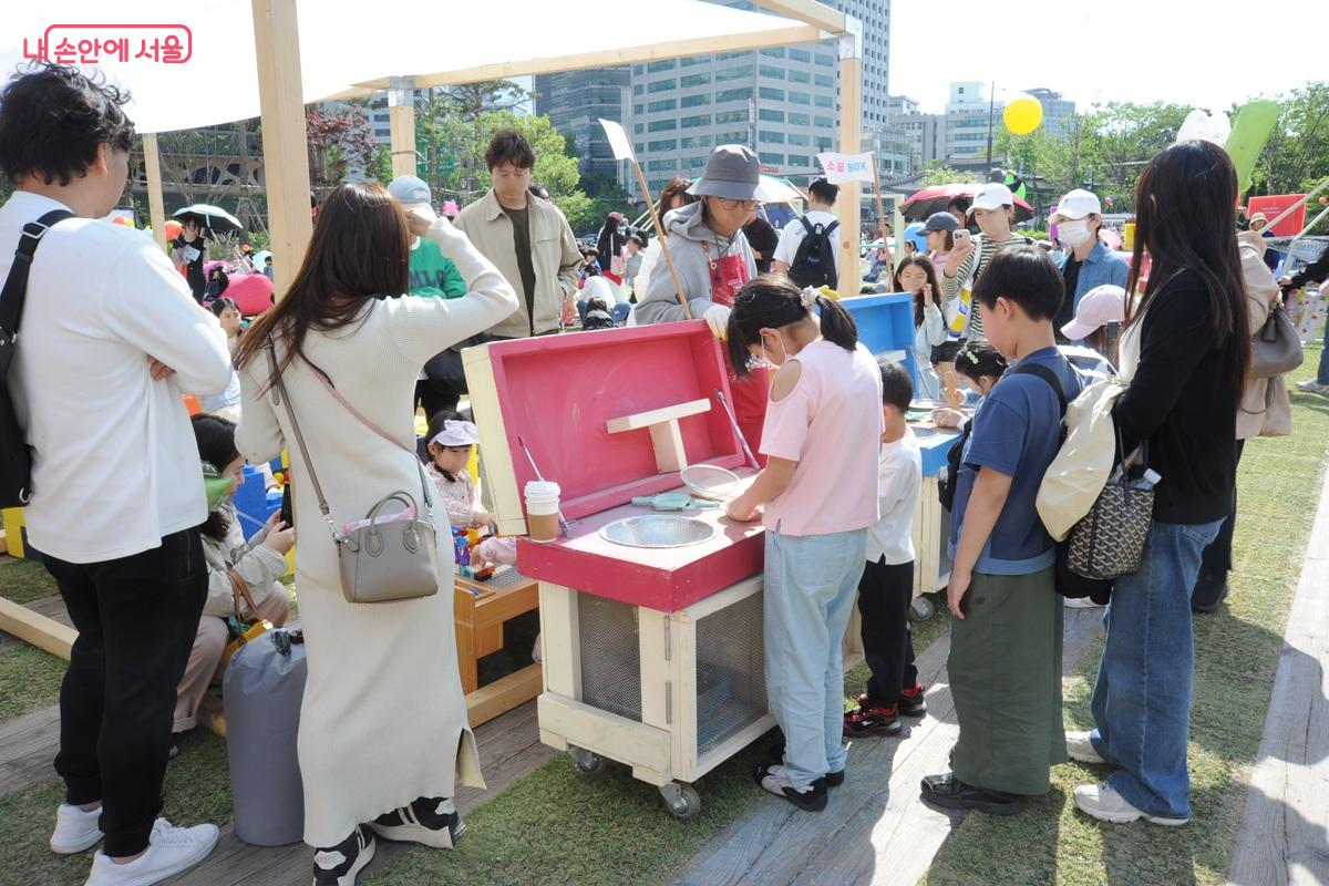 놀이존 &lsquo;소꿉박스&rsquo;에서 놀이에 열중인 어린이들 &copy;조수봉