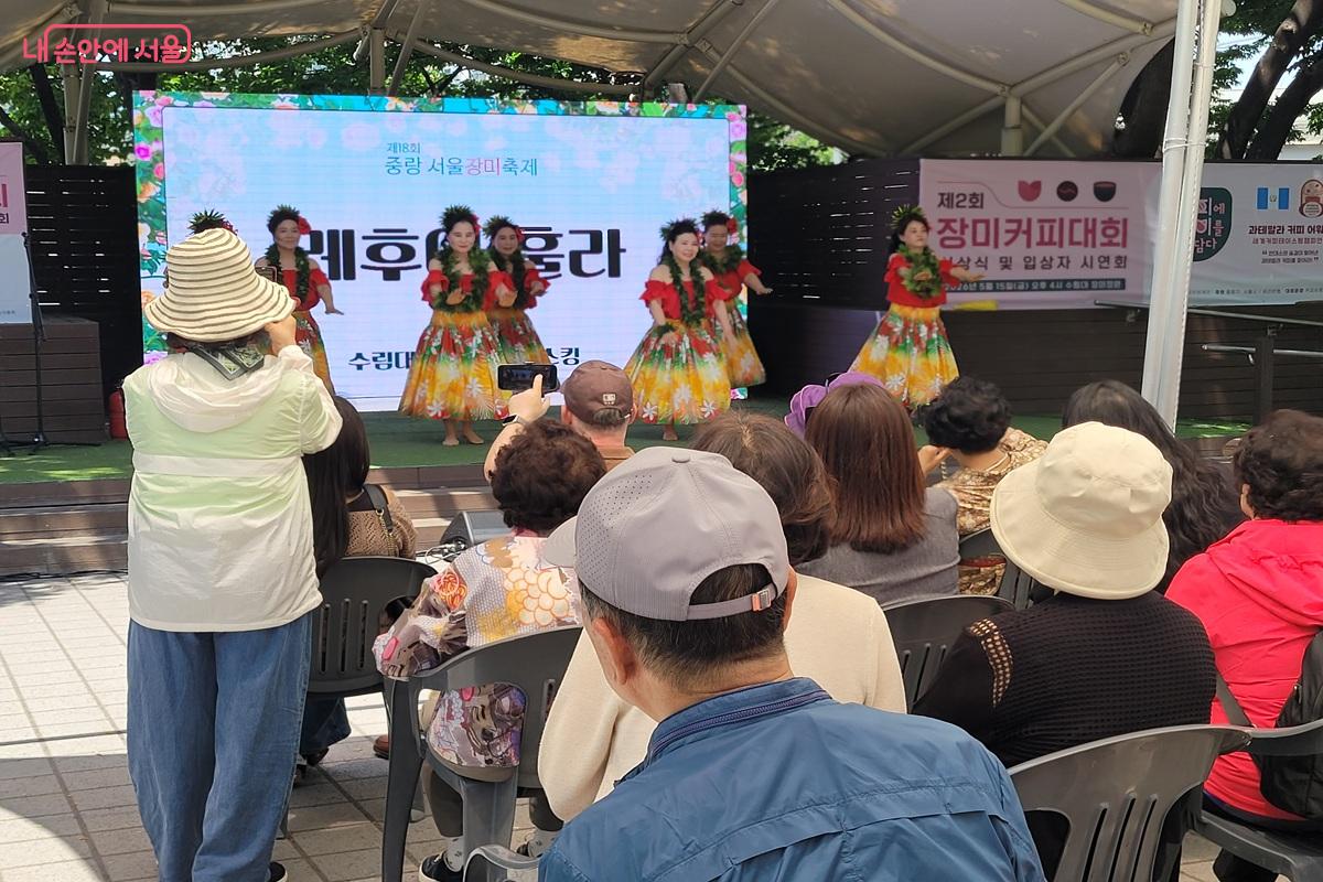 수림대 로즈 버스킹 무대에서 펼쳐진 공연 &copy;조연