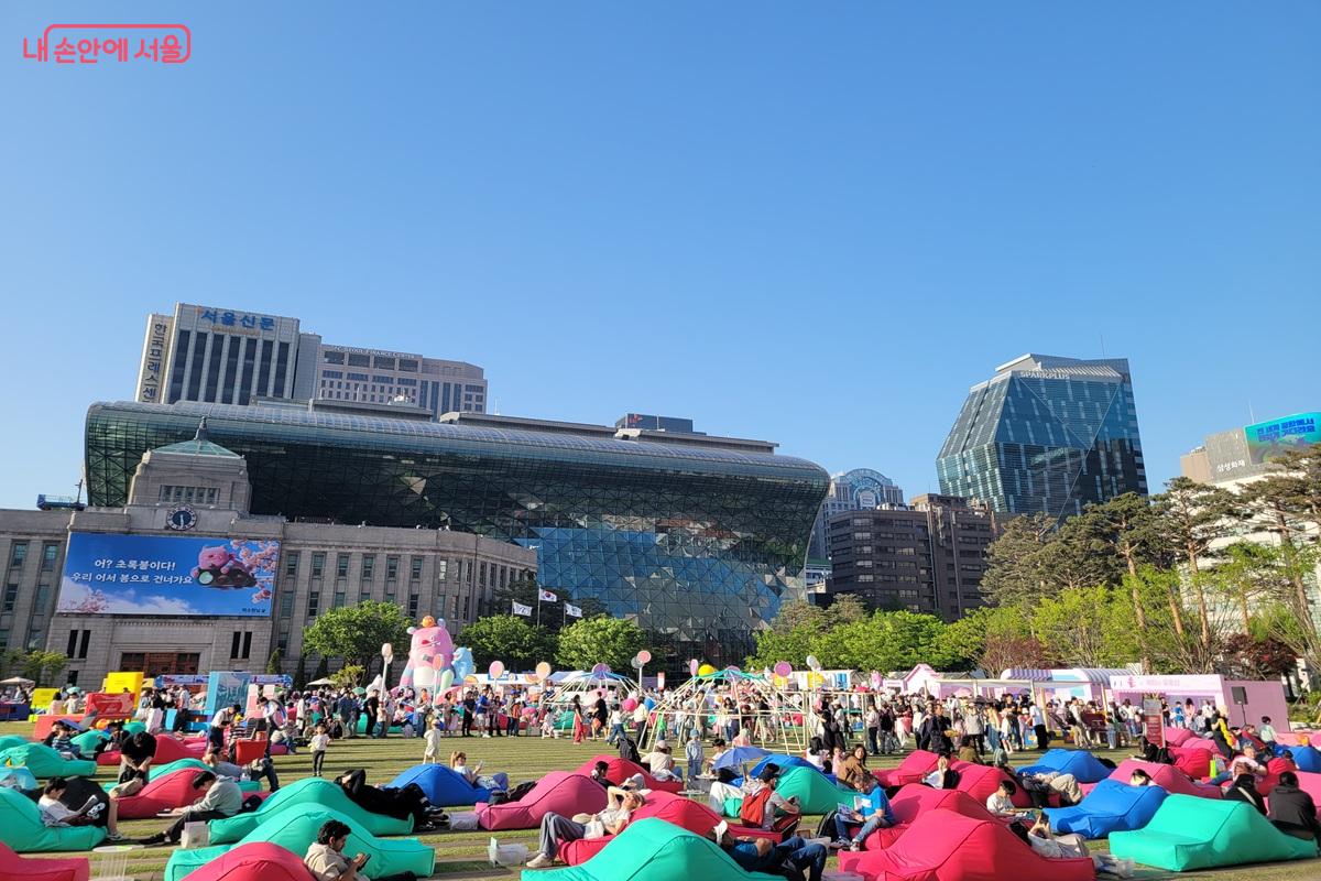 도심 한복판에서 책과 휴식이 어우러진 서울광장 야외도서관 풍경 ©조연