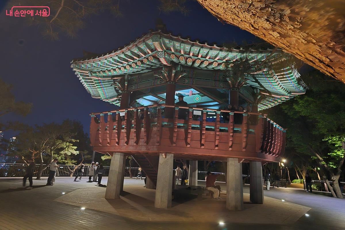 용왕산 스카이워크의 정상에는 용왕정이 있다. ⓒ김은주