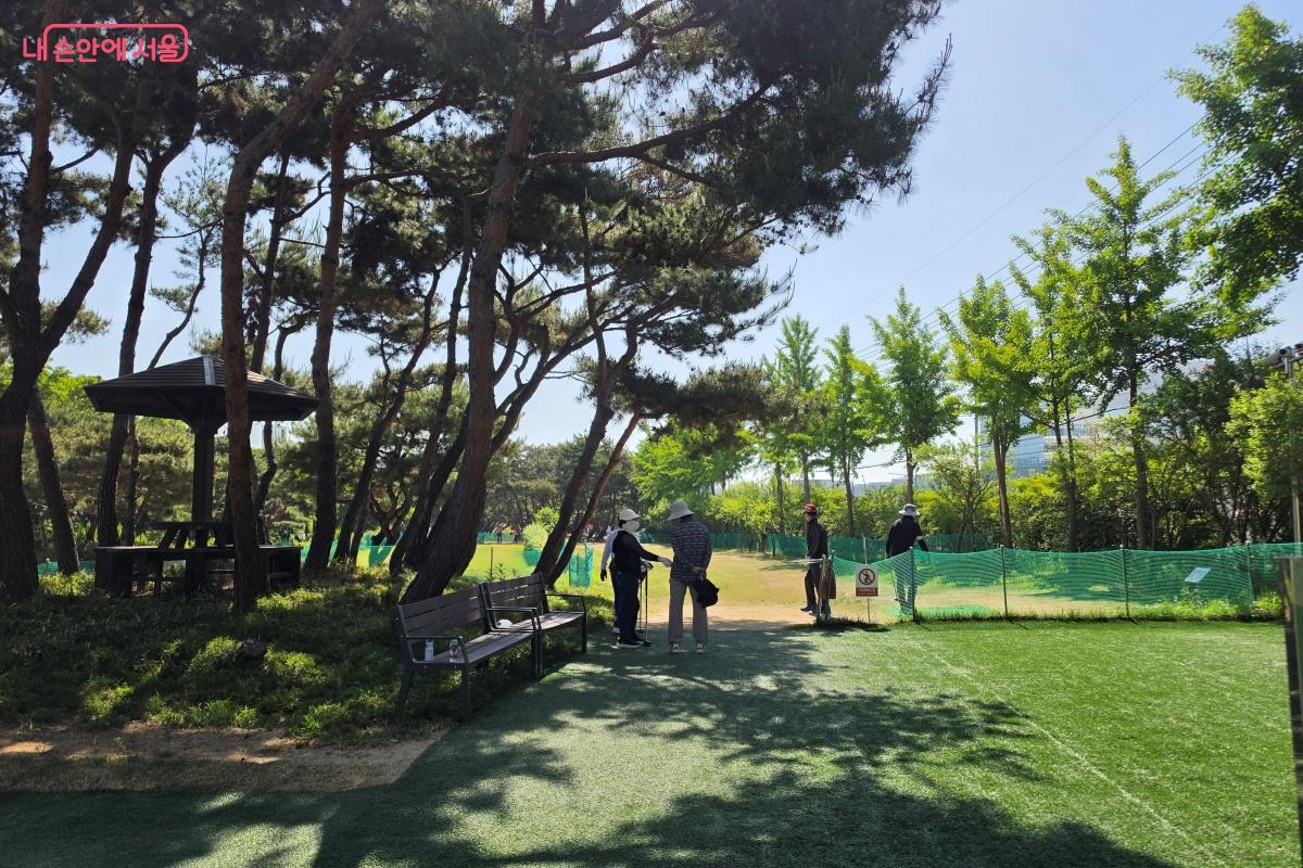 파크골프장에서 운동을 즐기는 시민들 &copy;박승식