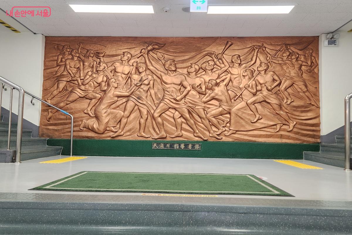 용산도서관 2층 맞은편 벽면에 설치된 부조 ©윤혜숙