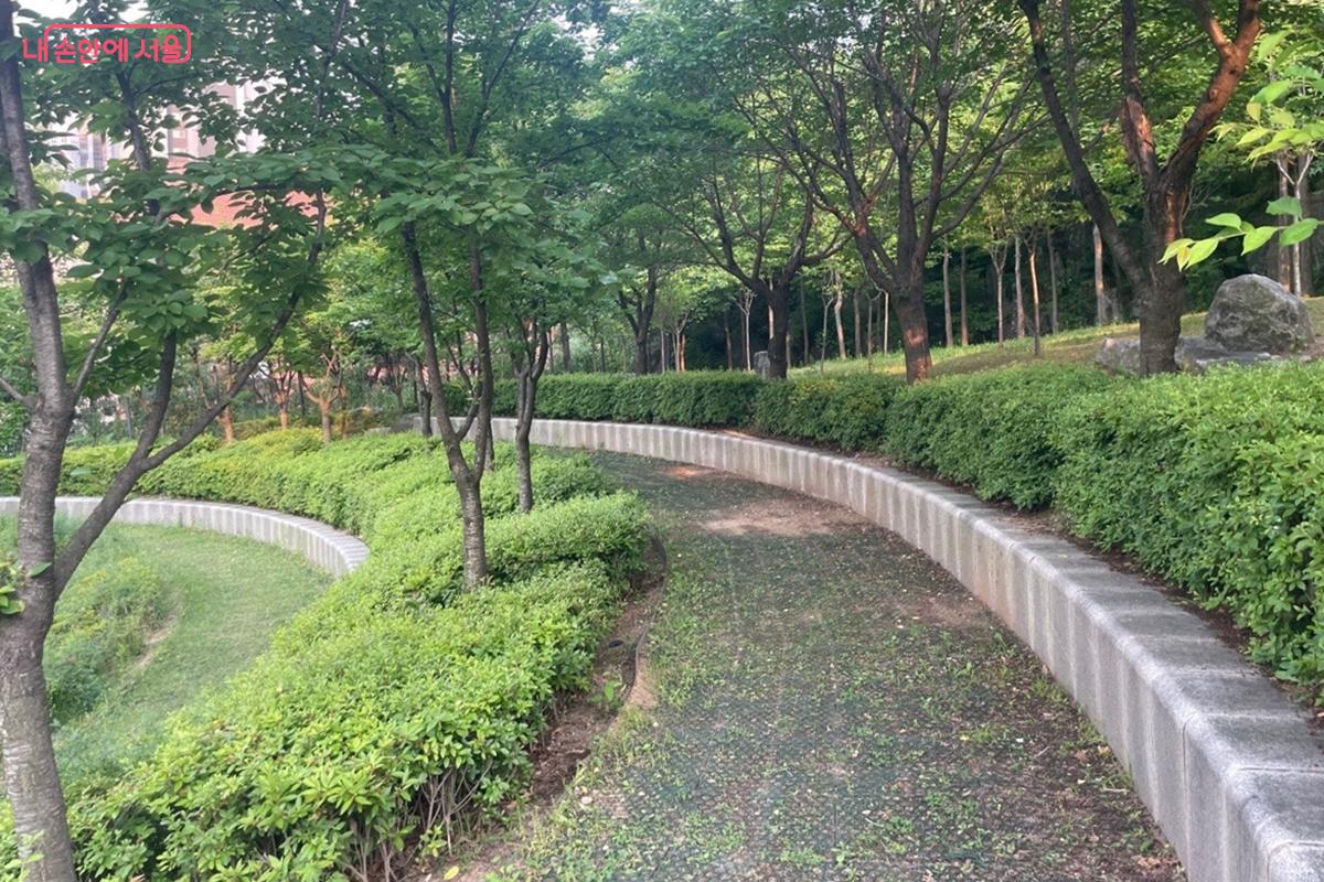 어린이놀이터를 둘러싼 계단식 스탠드 &copy;임윤아 