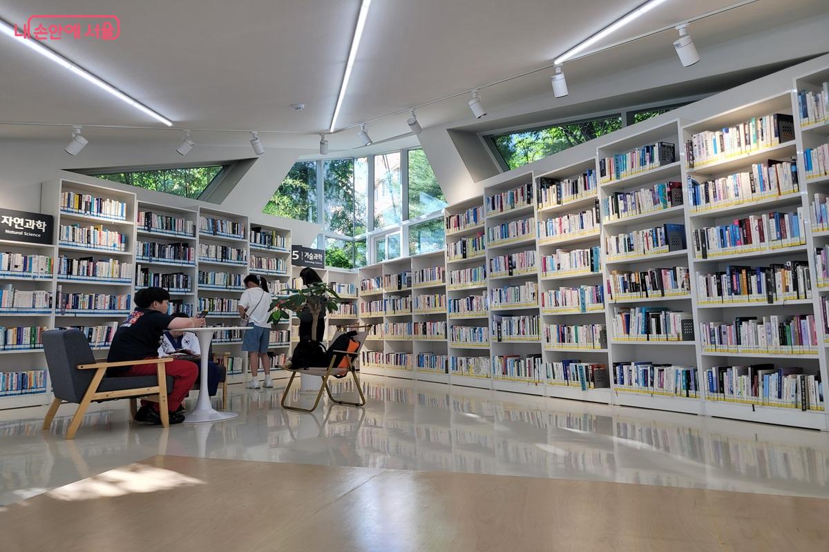 통창 너머 숲 풍경과 자연광이 어우러져 도심 속에서도 숲속 독서를 즐길 수 있다. &copy;조연