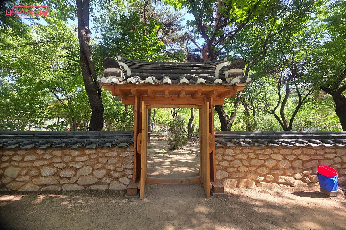 경주 최부자댁 후원을 모티프로 조성되어 한국 전통 조경의 소박한 절제미를 보여주는 국가유산청의 기관정원 &lsquo;K-헤리티지정원&rsquo;의 협문과 돌담 전경 &copy;양순남